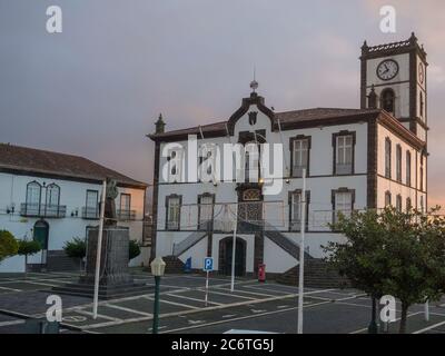 Portugal, VILA FRANCA DO CAMPO, Sao Miguel, Azoren, 20. Dezember 2018: Gebäude des Rathauses mit Uhrenturm im Kolonialstil und weihnachten Stockfoto