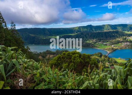 Luftaufnahme der Landschaft mit grünen und blauen Kraterseen Von Lagoa Azul und Lagoa Verde und Sete Cidades Dorf Im Krater der ruhenden Vulkane Stockfoto