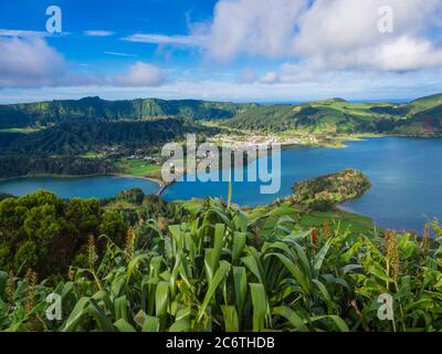 Luftaufnahme der Landschaft mit grünen und blauen Kraterseen Von Lagoa Azul und Lagoa Verde und Sete Cidades Dorf Im Krater der ruhenden Vulkane Stockfoto