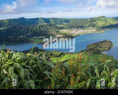 Blick auf Landschaft mit grünen und blauen Kraterseen von Lagoa Azul und Lagoa Verde und Sete Cidades Dorf im Krater der ruhenden Vulkane, auf Sao Stockfoto