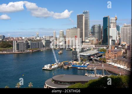 Sydney Hafen, Fähren und Stadtgebäude von der Brücke aus gesehen Stockfoto