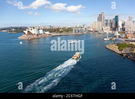 Sydney Hafen und Royal Opera House von der Brücke aus gesehen Stockfoto