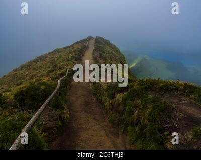 Aussichtspunkt Miradouro da Boca do Inferno mit Blick auf die Seen von Sete Cidades, Seen mit Nebelnebel und Wolken. Sao Miguel auf den Azoren Stockfoto