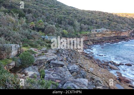 Historische alte Hütten auf einer isolierten Bucht im National Park Buschland von Sydney, Australien Stockfoto