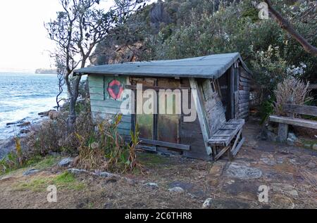 Historische alte Klippenhütte in einer abgelegenen Bucht im National Park Buschland von Sydney, Australien Stockfoto