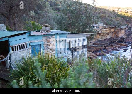 Historische alte Hütten auf einer isolierten Bucht im National Park Buschland von Sydney, Australien Stockfoto