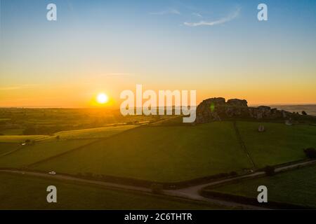 Almscliffe Crag, oder Almscliff Crag ist ein Mühlstein Grit Ausbiß auf der Spitze eines kleinen Hügels in der Nähe des Dorfes North Rigton, in der Nähe von Leeds und Harrogate Stockfoto