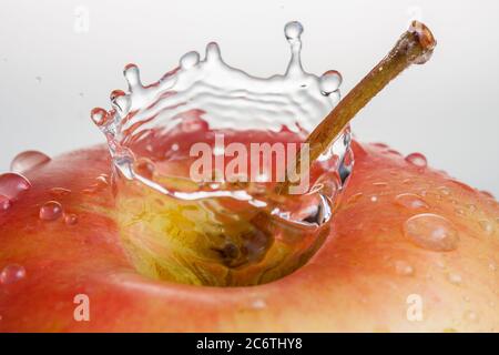 Wasser Spritzer Tropfen lebendige rote Apfel Obst Makro Foto Stockfoto