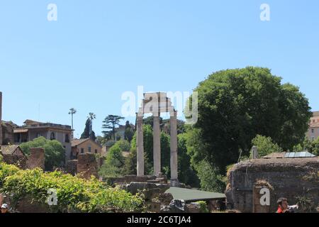 In der antiken Stadt Rom steht der Tempel des Saturn, der heute in den kaiserlichen Foren sichtbar ist. Stockfoto