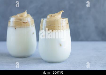 Trendy DALGON Kaffee mit leckeren Sahne Schaum, kalte Milch, Eiswürfel. Platz für Ihren Text Stockfoto