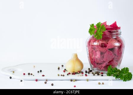 Hausgemachte fermentierte Kohlsauerkraut mit natürlichen Rote Beete Farbstoff in Glas. Platz für Ihren Text Stockfoto