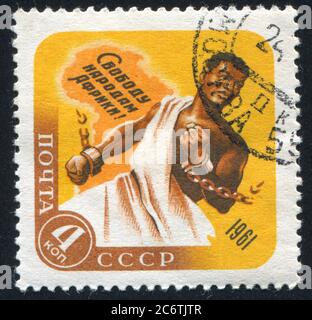 RUSSLAND - UM 1961: Briefmarke gedruckt von Russland, zeigt African Breaking Chains und Karte, um 1961 Stockfoto