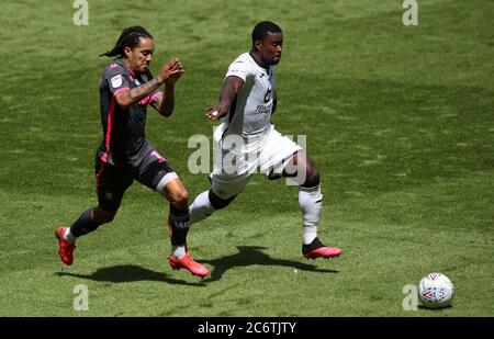 Helder Costa von Leeds United (links) jagt Marc Guehi von Swansea City während des Sky Bet Championship-Spiels im Liberty Stadium, Swansea. Stockfoto