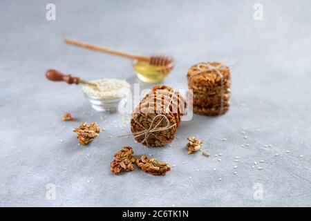 Hausgemachte gesunde Dessertsnacks mit Sonnenblumenkernen, Kürbiskernen, Sesam und Honig Stockfoto