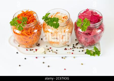 Fermentierte und eingelegte Sauerkraut, Rotkohl und Karotte in Gläsern Stockfoto