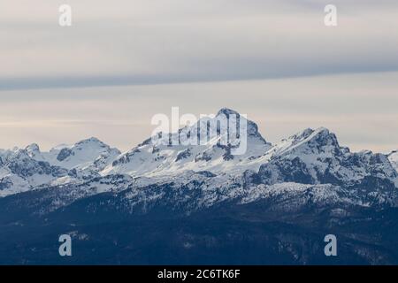 Berg Triglav Slowenien Alpen höchster schneeweißer Winter Stockfoto