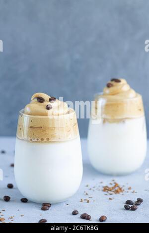 Iced Dalgon Kaffee mit süßen Schlagsahne cremigen Schaum. Sommergetränke-Konzept Stockfoto