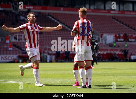 Sam Clucas von Stoke City feiert das zweite Tor seiner Spielesmannschaft mit Sam Vokes (links) während des Sky Bet Championship-Spiels im bet365 Stadium, Stoke. Stockfoto