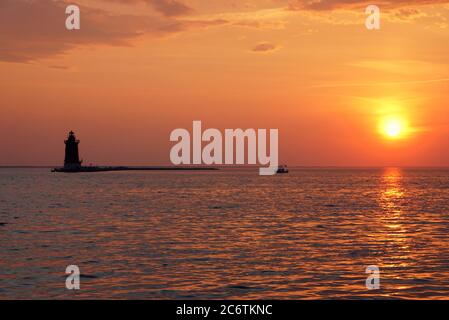 Silhouette des Leuchtturms bei Sonnenuntergang am Cape Henloopen State Park, Lewes, Delaware, USA Stockfoto