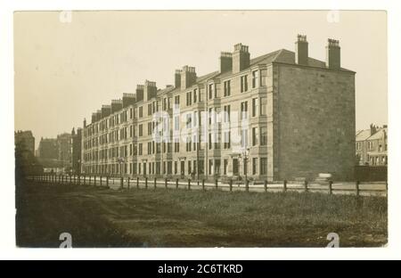 Anfang 1900 Postkarte von neu gebauten Mietshaus / Reihenhaus, um 1911, Manchester, England, Großbritannien Stockfoto