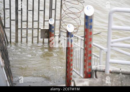 (200712) -- YUEYANG, 12. Juli 2020 (Xinhua) -- Foto vom 12. Juli 2020 zeigt einen hydrologischen Herrscher in der Chenglingji hydrologischen Station des Dongting Sees in Yueyang, der zentralen Hunan Provinz Chinas. Das Wasser an einer der hydrologischen Stationen am zweitgrößten Süßwassersee Chinas hat das garantierte Niveau aufgrund von anhaltenden Regenfällen und stromaufwärts gelegenen Zuflüssen überschritten. Am Sonntag um ca. 3 Uhr morgens erreichte das Wasser an der Chenglingji-Wasserstation des Dongting-Sees in der zentralchinesischen Provinz Hunan 34.56 Meter, 0.01 Meter höher als das garantierte Niveau und 2.06 Meter höher als das Stockfoto