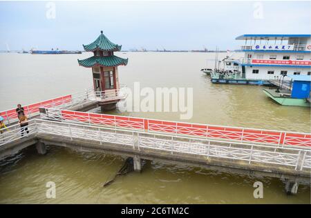 (200712) -- YUEYANG, 12. Juli 2020 (Xinhua) -- Foto vom 12. Juli 2020 zeigt die hydrologische Station Chenglingji des Dongting Sees in der Stadt Yueyang, der Provinz Hunan in Zentralchina. Das Wasser an einer der hydrologischen Stationen am zweitgrößten Süßwassersee Chinas hat das garantierte Niveau aufgrund von anhaltenden Regenfällen und stromaufwärts gelegenen Zuflüssen überschritten. Am Sonntag gegen 3 Uhr morgens erreichte das Wasser an der Chenglingji-Wasserstation des Dongting-Sees in der zentralchinesischen Provinz Hunan 34.56 Meter, 0.01 Meter höher als der garantierte Wert und 2.06 Meter höher als der Warnpegel Stockfoto