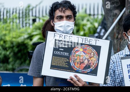 Tokio, Japan. Juli 2020. Während des Protestes wird ein indischer Pro-Demokratie-Aktivist mit einer Maske gesehen, der ein Schild mit der Aufschrift "Free Tibet" hält.in Yoyogi gingen Demonstranten aus Hongkong und Uiguren auf die Straße. Marschieren durch die belebten Straßen Shibuya und Harajuku, um gegen China gegen das neue nationale Sicherheitsgesetz von Hongkong und das Massaker an den Uiguren in der chinesischen Provinz Xinjiang zu protestieren. Kredit: SOPA Images Limited/Alamy Live Nachrichten Stockfoto