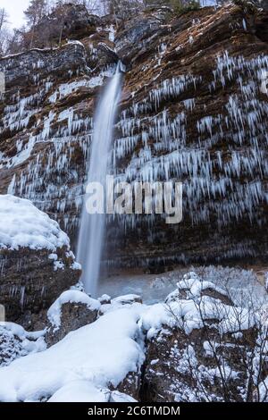 Wasserfall Peričnik Slowenien Schnee Winter Eiszapfen gefrorenes Wasser Stockfoto