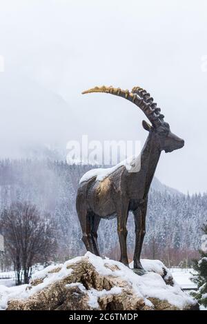 Steinbock Berg Ziegendenkmal See Jasna Kranjska Gora Slowenien Winter schneeweiß Stockfoto