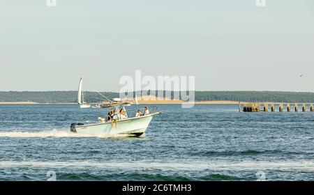 Familienboot in der Nähe von North Haven, NY Stockfoto