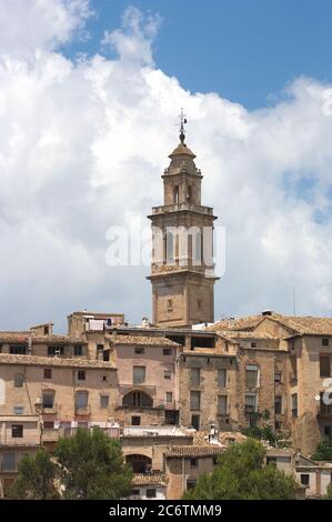 Vertikale Bild von Bocairent, in dem der Glockenturm der Iglesia de la Asuncion sticht zusammen mit einigen Häusern in der Altstadt Stockfoto