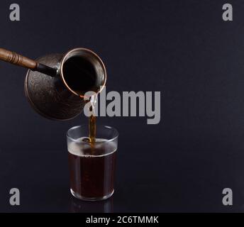 Frisch gebrühter türkischer Kaffee aus Cezve. Stockfoto