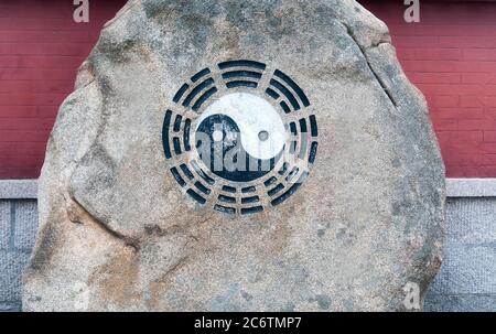 Ein schwarz-weißes taoistisches ying Yang Symbol auf einem Felsen in der malerischen Gegend von Taiqing in der Provinz Qingdao China shandong. Stockfoto