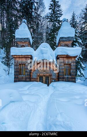 Russische Kapelle auf dem Vršič Pass Slowenien Winter weiß Schnee bedeckt Stockfoto