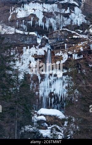 Wasserfall Peričnik Slowenien Schnee Winter Eiszapfen gefrorenes Wasser Stockfoto