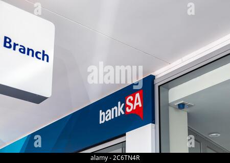 Adelaide, South Australia - 17. August 2019: BankSA-Zweigstellenlogo über dem Eingang des Unley-Einkaufszentrums Stockfoto