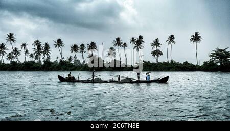 Ein Fischerboot, das die Backwaters von Alleppey in Kerala segelt. Indien. Stockfoto