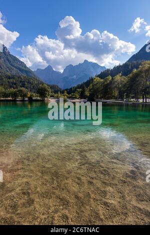 See Jasna Berge Reflexion Wasser Wolken Himmel Kranjska Gora Slowenien. Stockfoto