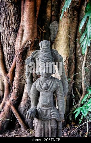 Hindu-Statue befindet sich vor dem Peruvaram Mahadeva Tempel in Nord-Paravur in Kerala. Indien. Stockfoto