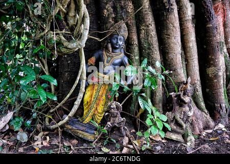 Hindu-Statue befindet sich vor dem Peruvaram Mahadeva Tempel in Nord-Paravur in Kerala. Indien. Stockfoto