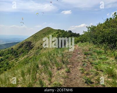 Rana Berg in der Nähe der Stadt Louny, beste Paragliding-Ort in der Tschechischen republik Stockfoto