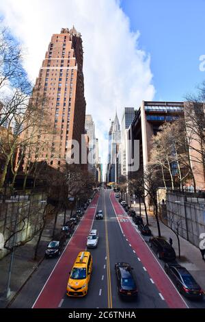 New York, USA - 5. Dezember 2019. East 42nd Street von oben gesehen, berühmte Tudor City Bridge in Midtown Manhattan, New York City, USA Stockfoto