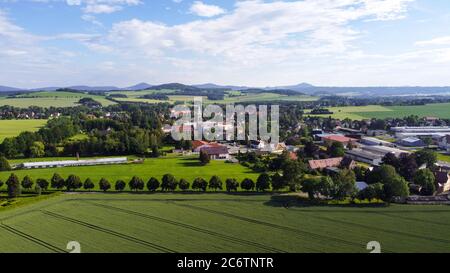 Luftansicht von Leutersdorf und den Bergen in Sachsen Stockfoto