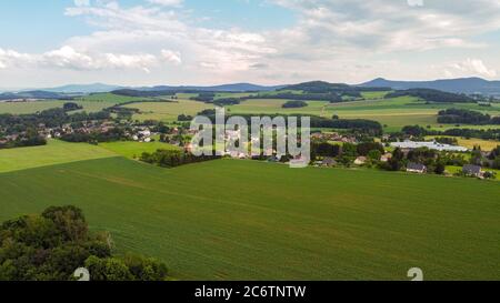 Luftansicht von Leutersdorf und den Bergen in Sachsen Stockfoto