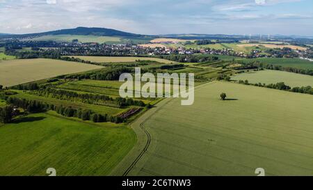 Luftansicht von Leutersdorf und den Bergen in Sachsen Stockfoto