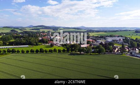 Luftansicht von Leutersdorf und den Bergen in Sachsen Stockfoto