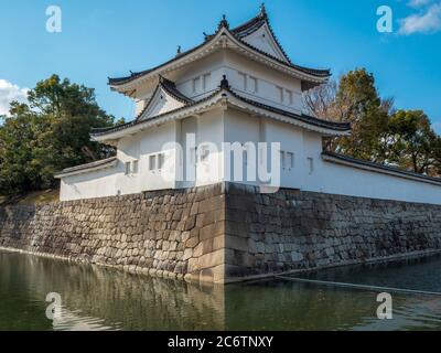 KYOTO, JAPAN - APRIL 2019: Tonan Sumi-yagura ist der südöstliche Wachturm und Graben der Nijo-jo Burg in Kyoto. Stockfoto