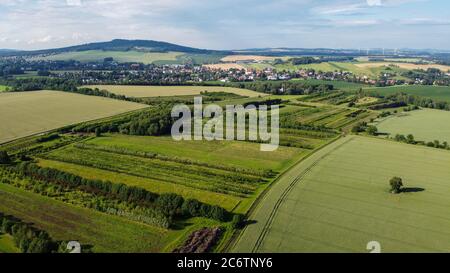 Luftansicht von Leutersdorf und den Bergen in Sachsen Stockfoto