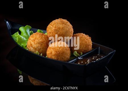 Eine Box mit verschiedenen Arten von Lebensmitteln gefüllt. Käsebälle Stockfoto