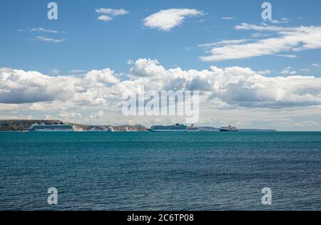 Vier Kreuzfahrtschiffe gesehen vor Anker in Weymouth Bay aufgrund Coronavirus - Covid 19, Weymouth, Dorset, England, Großbritannien Stockfoto